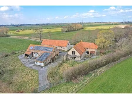 uniek gelegen landhuis op 4334 m² gelegen te diksmuide.