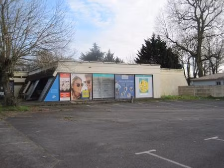 a vendre local commercial de 258 m2 à rénover à st denis de pile