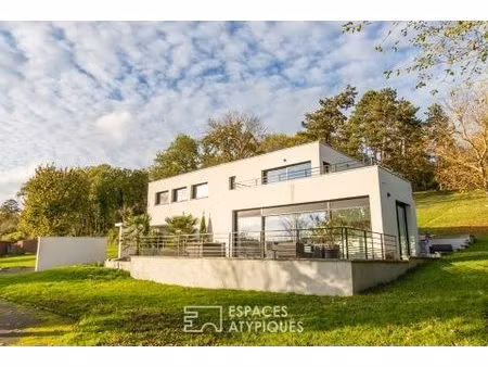 maison d'architecte : haute performance environnementale avec vaste jardin et vue dégagée