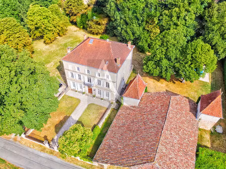 demeure de prestige avec grange de 300 m2 et piscine - 1 13 hectares de terrain