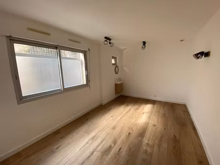 location locaux professionnels 1 pièce 22.39 m² à la fleche (72200)  890 €