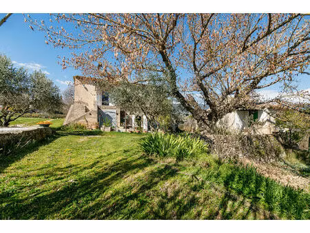 au pied du luberon  ensemble immobilier sur 15 hectares de parcelles plein sud