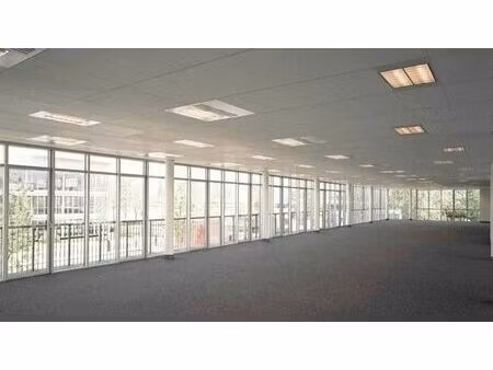 location bureau voisins le bretonneux 9 639 m²