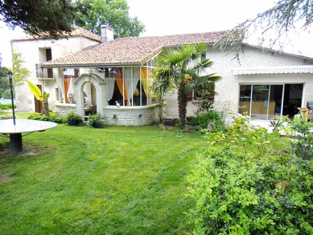 belle maison ancienne avec pisicne et cours de tennis