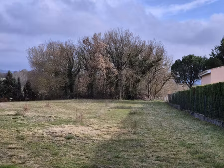 terrain plat constructible avec bois a 7 kms de castelnaud