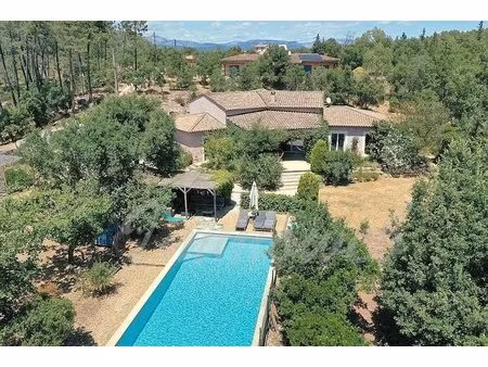 proche village villa de 251 m² avec 5 chambres