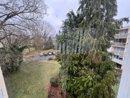 eraudière - spacieux appartement comprenant une lumineuse pièce de vie et trois chambres. 