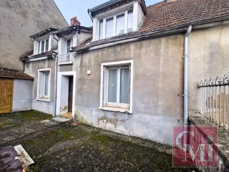 bâtisse ancienne a rénover avec jardin  garage et atelier