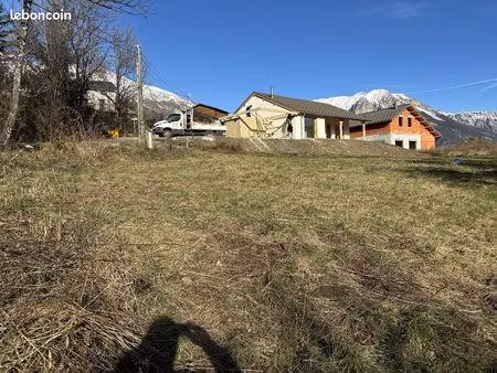 terrain 677 m² embrun