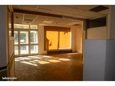 bureaux + local de stockage avec parking