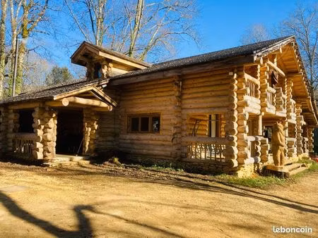 a vendre: maison en rondins avec 2 studios d’hôte et 2 chalets