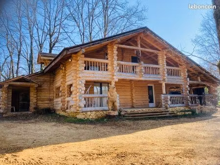a vendre: maison en rondins avec 2 studios d’hôte et 2 chalets