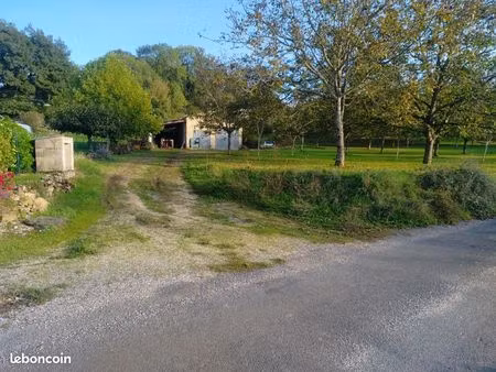 vends terrain à bâtir