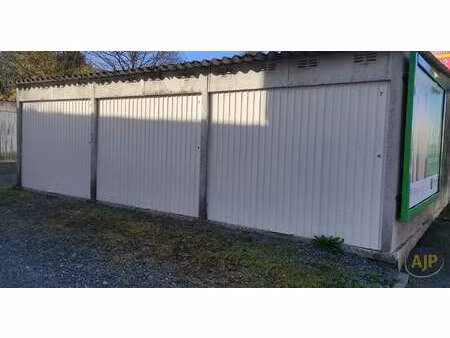 location garage box et parking à segre (49500) : à louer / 12m² segre