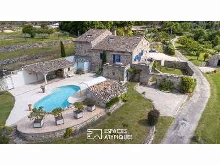 séduisant mas ardéchois de caractère avec piscine et dépendances sur un terrain remarquabl