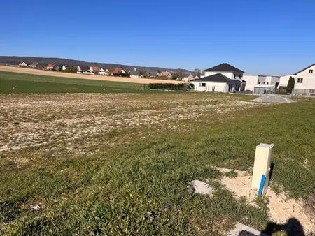 terrain constructible et viabilisé de 712m²