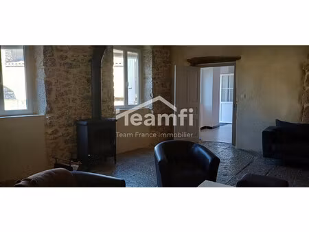 maison en pierre  gîte   terrain avec accès plage naturelle.