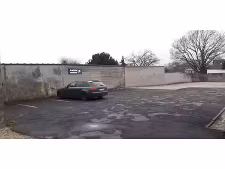 parking en plein air pour véhicules ◊?