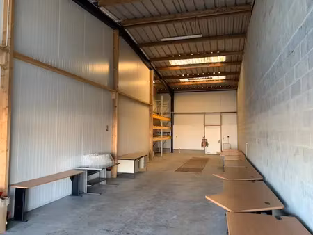 cellule stockage et bureaux - 310 m² environ gd parking et terrain.