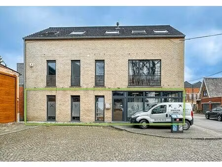 surface commerciale avec terrasse jardinet