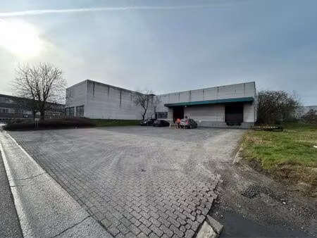 bâtiment industriel avec possibilité de terrain extérieur