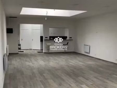a louer local commercial de 160m2 avec un extérieur de 20m2