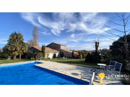 maison charentaise de 191 m2  piscine  dépendances dans un j
