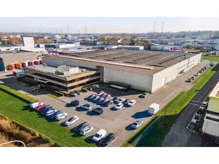 bâtiment logistique bénéficiant d'une excellente visibilité