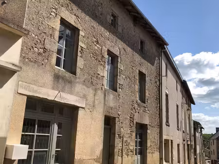 immense bâtisse rénovée  historique et adaptable dans le centre de chateauponsac
