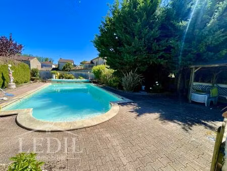 gîte grande capacité  jardin et piscine