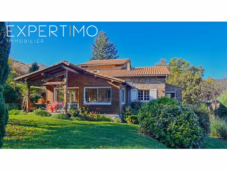 propriété comprenant deux maisons dont une avec piscine inté