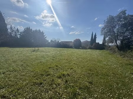 saint-dezery  terrain constructible de 575 m².