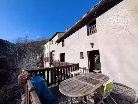 maison en pierre avec extérieur