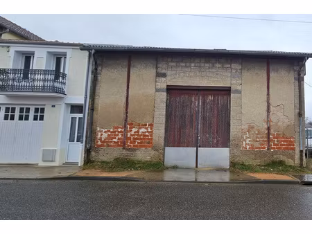 bâtiment à rénover avec jardin