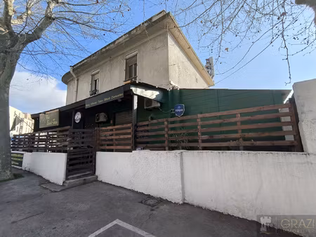 immeuble et locaux commerciaux situé dans le secteur de la v