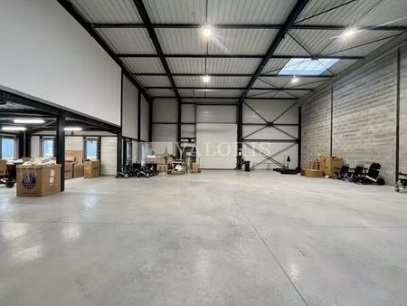 location commerce 460 m² à chassieu (69680)