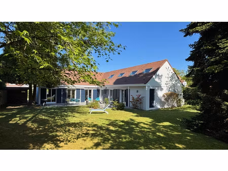 exceptionnelle ! demeure parfaitement entretenue au sein d'un domaine de standing - quarti