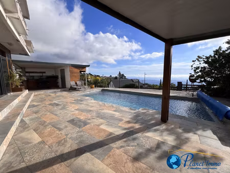 ensemble immobilier avec vue mer et piscine