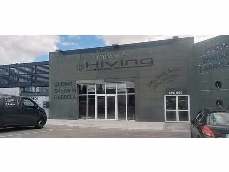 location local commercial 580m2 onet-le-château 12850 - 4522 € - surface privée