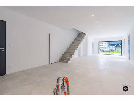 maison récente de 4 chambres avec jardin et garage à trélazé