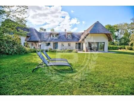 chaumière contemporaine avec piscine  tennis et parc de 2 5 hec