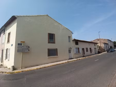 maison d'habitation avec garage et jardin