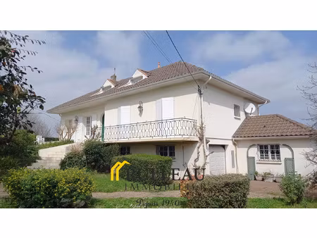 a deux pas des commodites de blaye