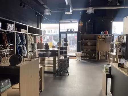 location pure - belle boutique de 120m² - axe très commerçant