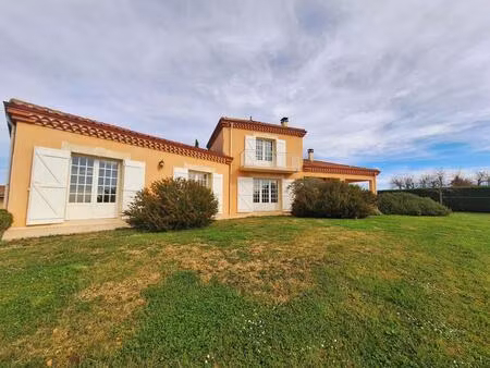 superbe propriété lumineuse à vendre proche d'auch avec piscine  garage  atelier et vue su