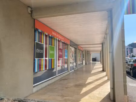 location commerce 838 m² à malemort (19360)