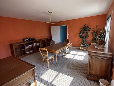 ancienne étude notariale de 153m2 bureaux avec fort potent
