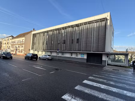 immeuble de bureaux sur 3 niveaux d'environ 900m2 + sous sol