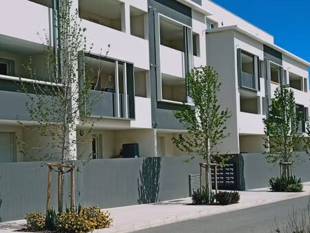 t2 pollestres - terrasse et parking