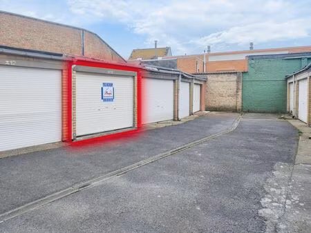 ruime  afgesloten garagebox te koop